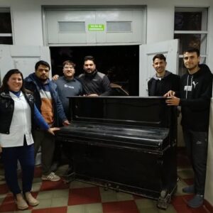Donación al IES BOVRIL de un piano acústico vertical
